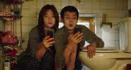 Park So-dam e Choi Woo-shik como irmãos no filme sul-coreano Parasita - Neon