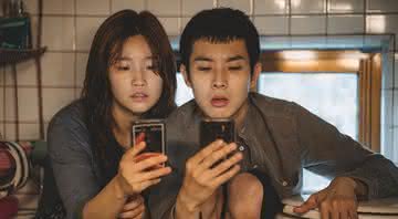 Park So-dam e Choi Woo-shik são os protagonistas do filme sul-coreano Parasita - Divulgação/Les Bookmakers