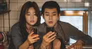 Park So-dam e Choi Woo-shik são os protagonistas do filme sul-coreano Parasita - Divulgação/Les Bookmakers