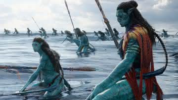 Uma breve cena de "Building the World of Pandora" mostra um possível script de “Avatar 3”, que deve chegar aos cinemas apenas em dezembro de 2024. - Reprodução/20th Century Studios