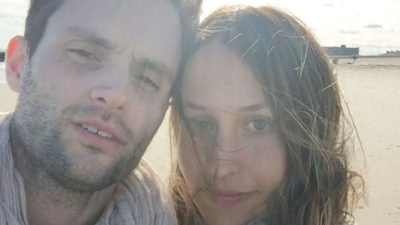Penn Badgley e esposa Domino Kirke em clique nas redes sociais - Instagram