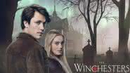 Drake Rodger e Meg Donnelly como o casal John e Mary em "The Winchesters" - Divulgação/CW