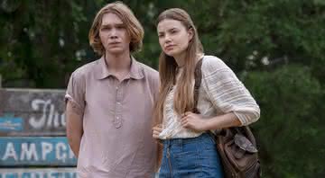 Charlie Plummer e Kristine Froseth vivem Miles e Alasca na série - (Divulgação/Hulu)