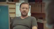 Ricky Gervais em sua produção atual na TV, a série After Life - YouTube/Netflix