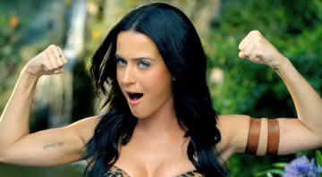 Katy Perry em cena do clipe de Roar - YouTube