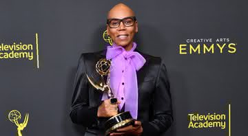 RuPaul com o prêmio de melhor apresentador de reality show ou competição no Emmy 2019 - Amy Sussman/Getty Images