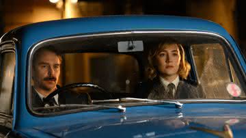 Saoirse Ronan como Constable Stalker e Sam Rockwell como Stoppard em “See How They Run” - Divulgação/Searchlight Pictures