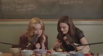 Aimee Lou Wood e Emma Makey no vído do elenco de Sex Education - Youtube