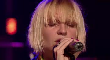 Sia em apresentação ao vivo da música Breathe Me - YouTube