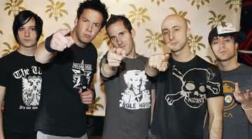Simple Plan em evento na MTV em 2005; David Desrosiers (primeiro à esquerda) esteve na banda por mais de 20 anos - MJ Kim/Getty Images