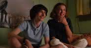 Finn Wolfhard e Millie Bobby Brown em erros de gravação de Stranger Things - Divulgação/Netflix