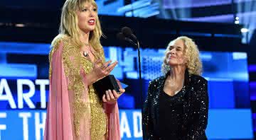 Taylor Swift ao ser homenageada por Carole King no American Music Awards 2019 - Kevin Mazur/AMA2019/Getty Images
