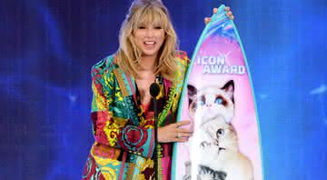 Taylor Swift foi homenageada e recebeu uma prancha estilizada com os seus três gatos de estimação. Crédito: Kevin Winter/Getty Images