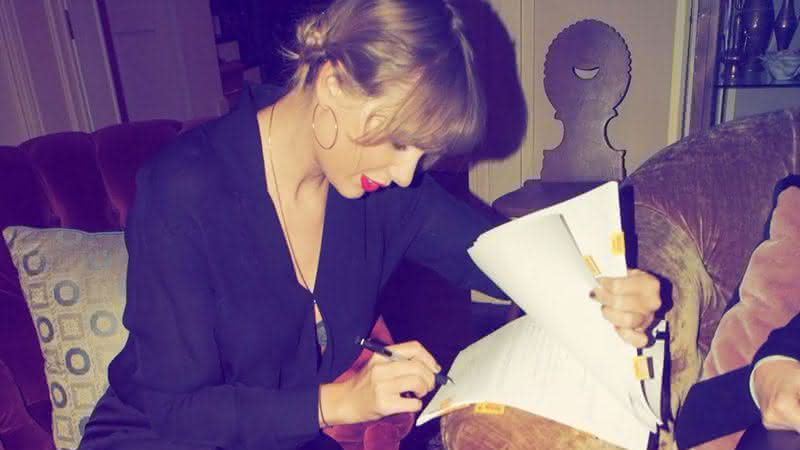 Taylor Swift em clique nas redes ao assinar contrato com a Universal - Instagram