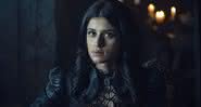 Anya Chalotra interpreta a feiticeira Yennefer de Vengerberg na série - (Divulgação/Netflix)