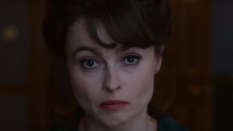 Helena Bonham Carter interpreta a princesa Margaret, irmã da rainha Elizabeth II, na série sobre a realeza britânica - Reprodução/Netflix
