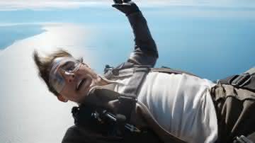 Tom Cruise pula de helicóptero para divulgar "Missão: Impossível 7" e agradece apoio a "Top Gun: Maverick" - Reprodução/YouTube