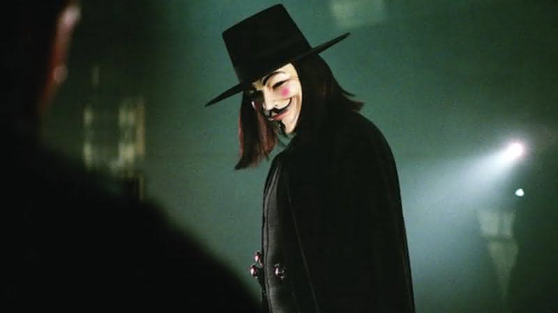 Hugo Weaving é V, personagem inspirado em Guy Fawkes, em "V de Vingança" - Divulgação/Warner Bros. Pictures