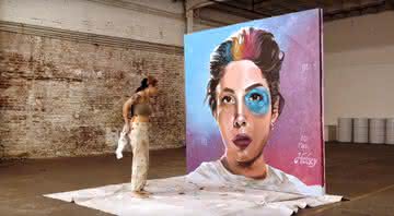 A cantora exibiu dons artísticos em pintura - Reprodução/YouTube