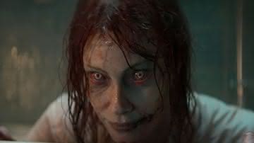 Novo filme da franquia “Evil Dead” deve chegar aos cinemas brasileiros em 20 de abril, e traz Lee Cronin na direção. - Reprodução/Warner Bros. Pictures