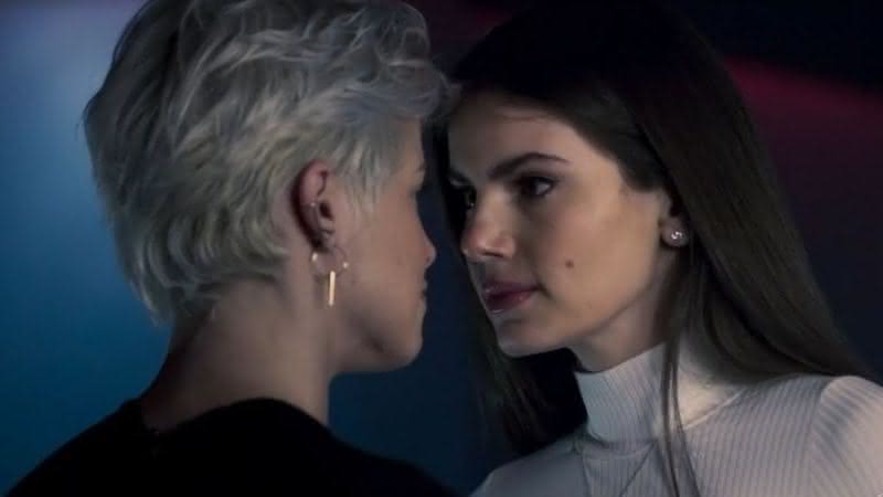 Camila Queiroz retorna como Angel nos novos episódios - (Reprodução/Globoplay)