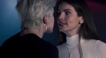 Camila Queiroz interpreta a modelo Angel na série - (Reprodução/Globoplay)