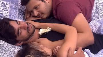 Victor Hugo divide cama com casal - Globo