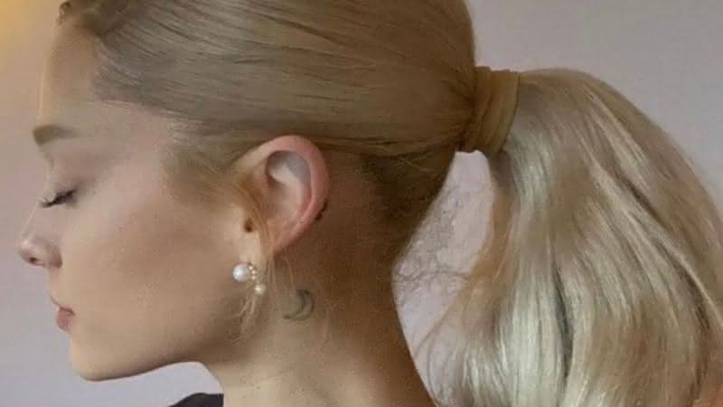 Ariana Grande  voltou a ter madeixas loiras para viver a bruxa Glinda na adaptação cinematográfica de "Wicked" - Reprodução: Instagram