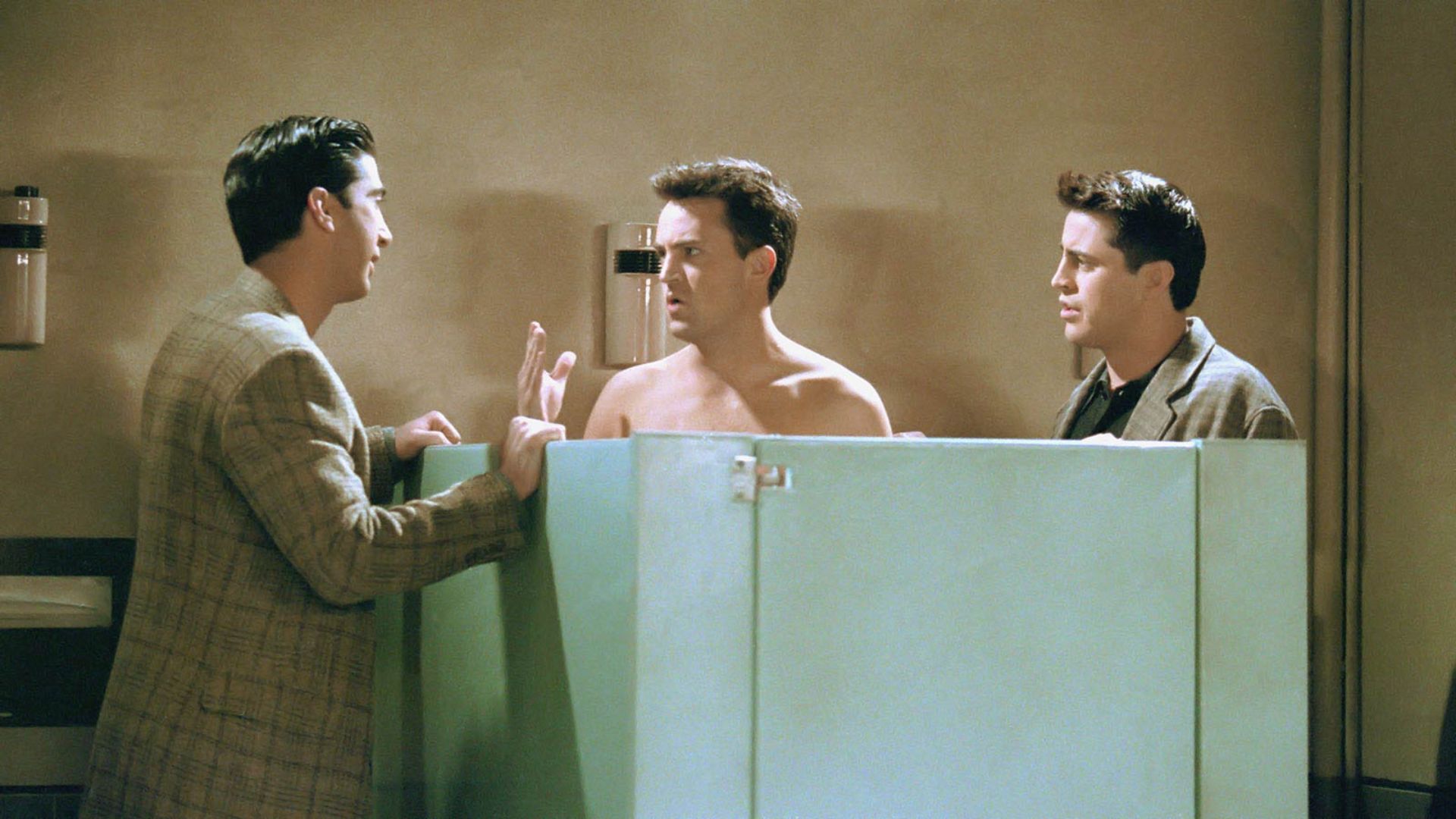 Aquele em que Chandler ficou só de calcinha no banheiro de um restaurante (Foto: Divulgação/Warner Bros. Television)