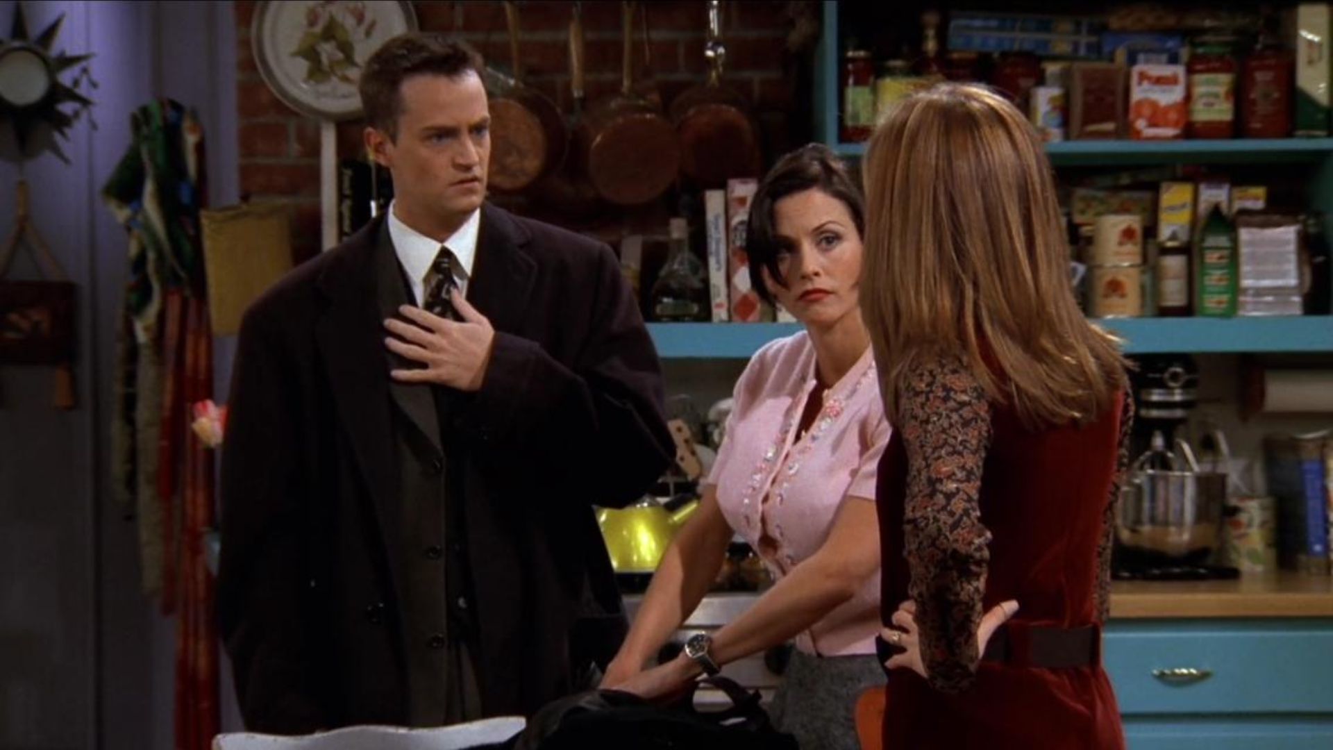 Aquele em que Chandler se torna uma mulher forte e confiante (Foto: Divulgação/Warner Bros. Television)