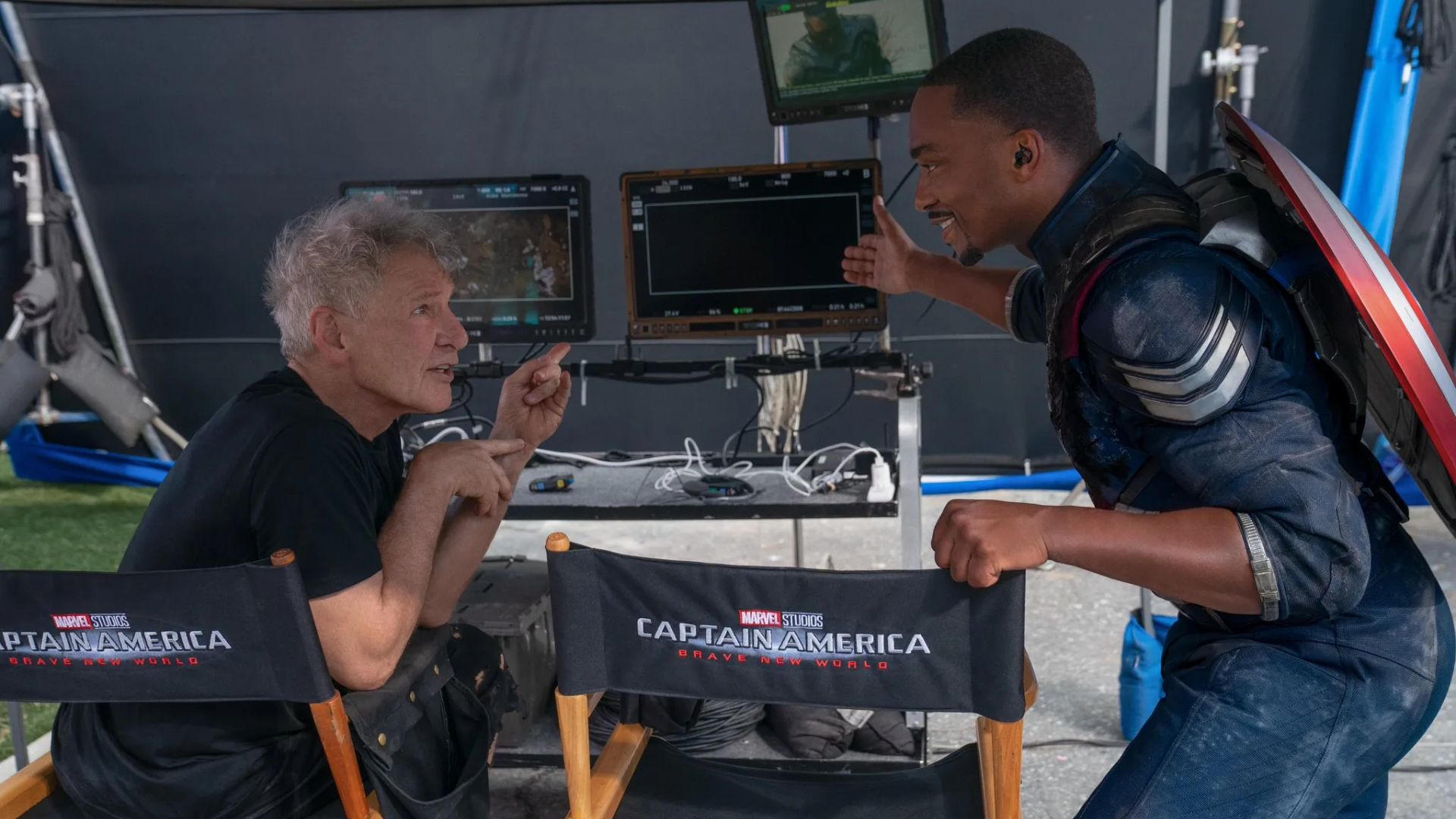 Anthony Mackie e Harrison Ford nos bastidores de Capitão América: Admirável Mundo Novo (Foto: Divulgação/Marvel Studios)