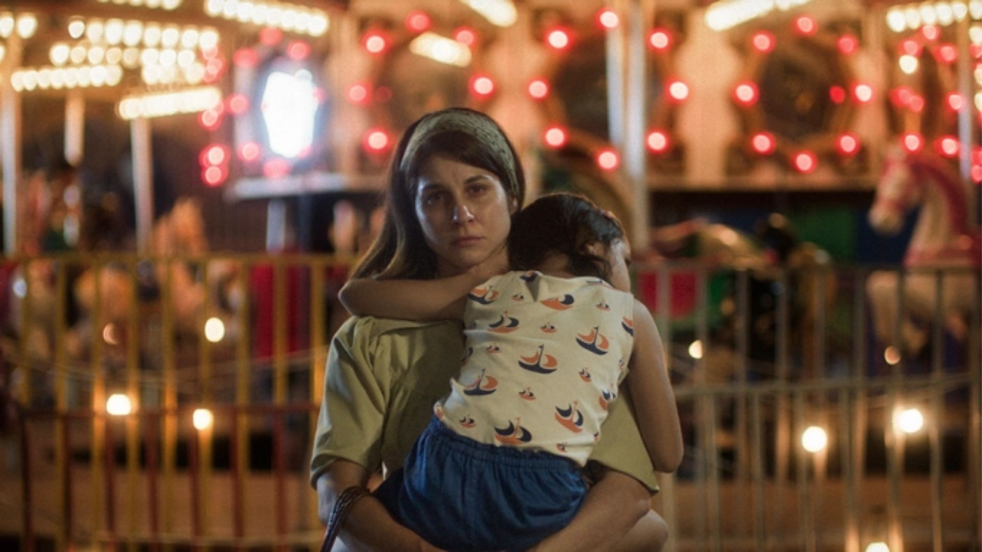 Chandelly Braz ("Cheias de Charme") em cena de "A Mother's Embrace", longa argentino sobre o trabalho de bombeiros durante uma tempestade no Rio de Janeiro (Foto: Divulgação/Lupa Filmes)