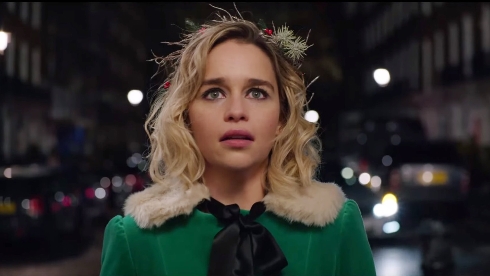 Emilia Clarke leva uma vida atrapalhada no trailer da comédia romântica  Last Christmas