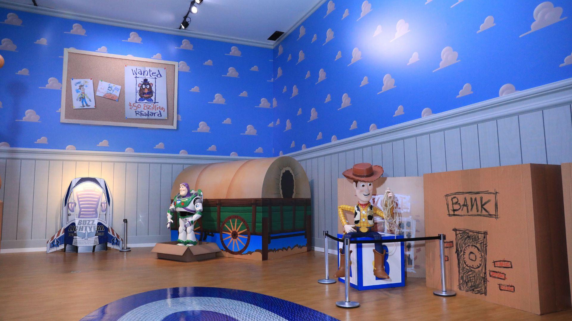 Na exposição "Mundo Pixar", é possível visitar uma réplica do quarto do Andy e se sentir um brinquedo, assim como Woody e Buzz Lightyear (Foto: Divulgação)