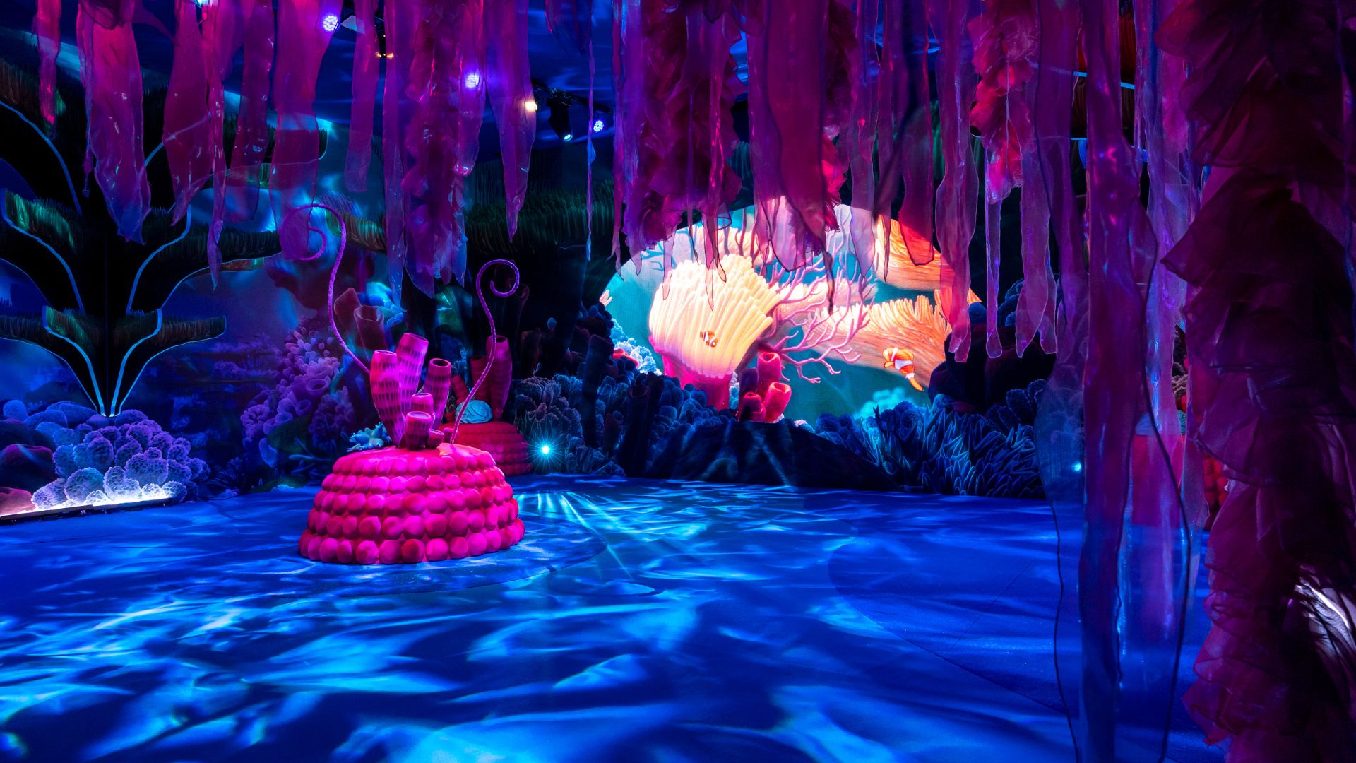 Cenário de "Procurando Nemo", o fundo do mar é reproduzido na exposição "Mundo Pixar" (Foto: Divulgação)