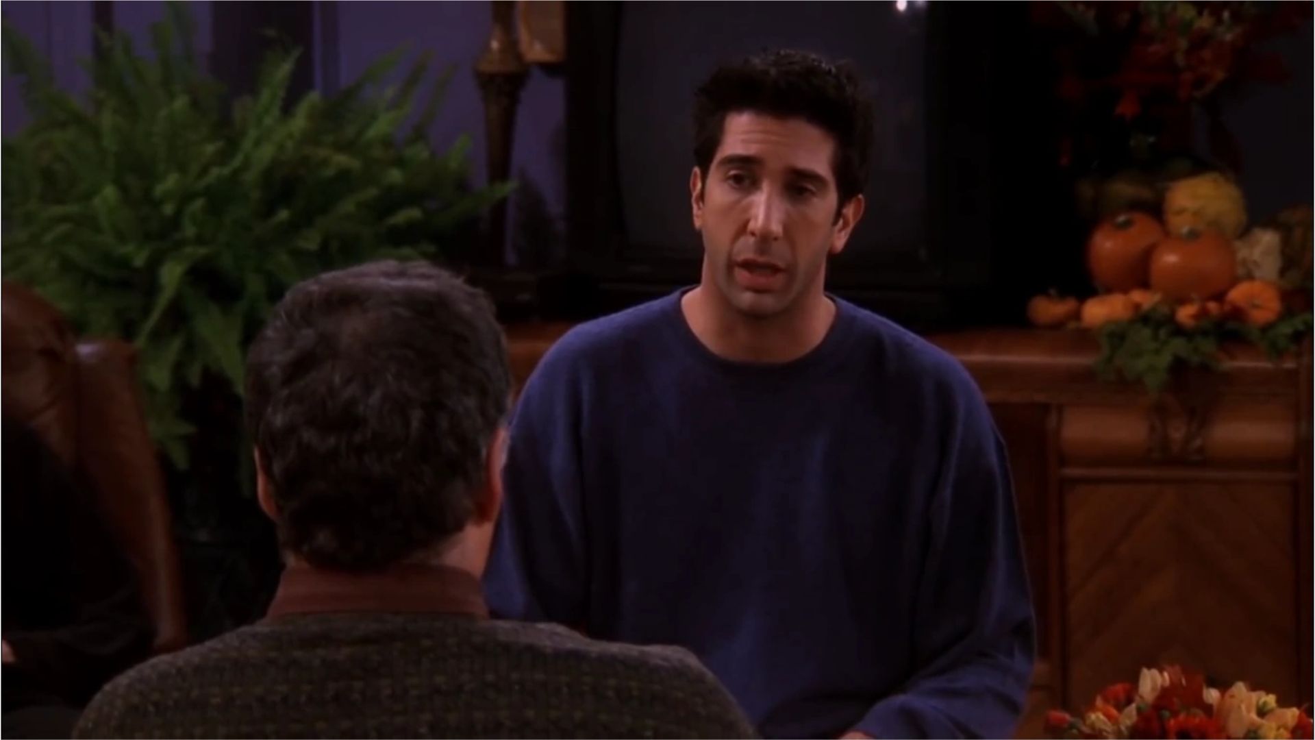 Na 6ª temporada de Friends, Ross revela que costumava fumar maconha e culpava Chandler pelo uso da erva (Foto: Divulgação/Warner Bros. Television)