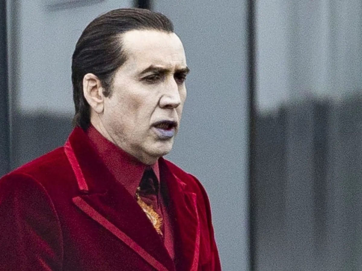 Em "Renfield", que mistura terror, comédia e fantasia, Nicolas Cage vive o vampiro Drácula (Foto: Divulgação/Universal Pictures)